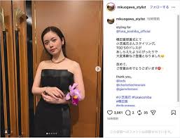 小芝風花、橋田賞受賞を報告 黒のオフショルダードレスで凛とした立ち姿（リアルサウンド）