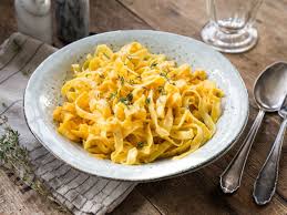 Kurbispasta Alfredo Der Cremige Herbstklassiker Einfach Selbstgemacht Rezept Kurbis Pasta Sahnenudeln Huhn Rezepte Gesund