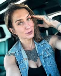 You know that saying 'find a man with a beard because growing a beard takes  patience and then you'll know he will have patience to put up with your 💩'  Well I