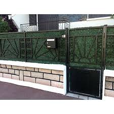 Un superbe écran de verdure et de baies rouges ornés de boules rouges et or cônes. Ecran De Verdure L 300 X H 200 Cm Castorama