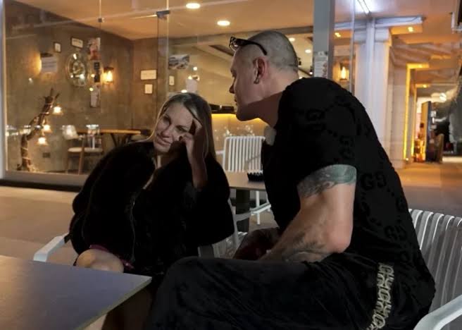 VIDEO: Kaspars Kambala "kunga dūšā" risina attiecības ar sievu: "Tu kritīsi  manā priekšā uz ceļiem?"
