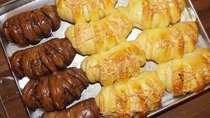 Roti Isi Keju Bertabur Keju Dan Roti Warna Coklat Isi Coklat Roti Kue Coklat