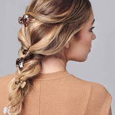 Frisur Mit Haarspange Viele Einfache Ideen Zum Haare Stylen Flechtfrisur Lange Haare Haare Stylen Geflochtene Frisuren