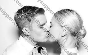 Doch für zahlreiche fans war das outfit total unangemessen. Justin Bieber Und Hailey Baldwin Gaben 1 3 Millionen Dollar Fur Ihre Zweite Hochzeit Aus Klatsch Juni 2021