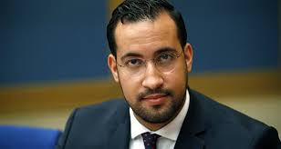 Quelques manifestants jettent des projectiles sur les forces de l'ordre, et l'on voit alors les deux compères. Quand Benalla Assurait Sous Serment Qu Il N Avait Plus De Passeports Diplomatiques Video Sputnik France