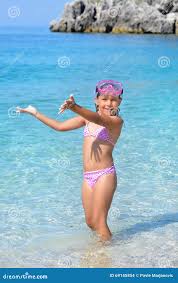 Niña Pequeña Adorable Que Disfruta De Sus Vacaciones De Verano En La Playa  Foto de archivo - Imagen de vacaciones, activo: 69145854