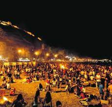 Rodeados de música, color, pólvora y espectáculo, miles de personas salen a la y por fin, a las doce de la noche del 24 de junio llega la cremà, el momento cumbre. La Noche De San Juan En Alicante