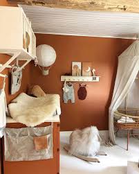 op de muur de lab eco wallpaint tint terracotta warior no 42 en op de vloer vestingh vloer coating babykamer inspiratie slaapkamerideeen babykamer inrichting