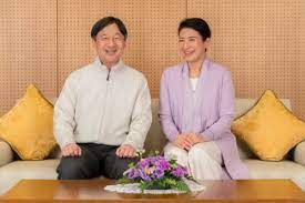 În japonia au loc ceremoniile de instalare pe tronul crizantemei a prinţului moştenitor naruhito, fiul cel mare al împăratului akihito şi al împărătesei michiko, care a abdicat, marţi. Profil Naruhito PrinÈ›ul MoÈ™tenitor Care Va Urca Miercuri Pe Tronul Japoniei