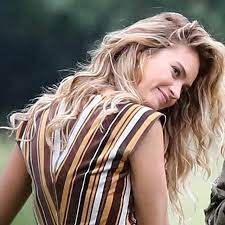 Billie eilish admits she wants to show off her body and feels 'more like a woman' with blonde hair as she casts off signature baggy. Inspiration Mammamia2 Amandaseyfried Lilyjames Merylstreep Loiras Solar Loirasdeusas Lily James Blonde Hair Looks Mama Mia