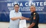 Di sisi lain, rizal menyatakan pabrikan garmen nasional kini menilai penetapan safeguard definitif produk tekstil lokal sebagai angin segar. Kepala Kantor Bea Cukai Kunjungi Perusahaan Kawasan Berikat Republika Online