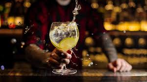 Chiunque sia mai stato in un bar o un ristorante, il menu nella alcol come bere e mescolare questo cocktail? Cheers Al Gin Day Ecco 4 Novita Gin Coqtail Milano
