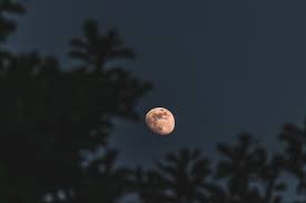 Primeira lua minguante de 2026 chega encerrando ciclo para 3 signos do zodíaco