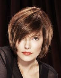 En version carré court dégradé ou carré court effilé, cette coupe féminine est actuellement très tendance. Coupe Carre Court Degrade Coupe De Cheveux Coupe De Cheveux Courte Cheveux Courts