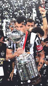 Embora jogue na posição a que os brasileiros chamam de meia central e os portugueses de médio ofensivo ou n.º 10. Pin De Pedroliver77 Em Galooo Fotos Do Atletico Mineiro Clube Atletico Mineiro Atletico