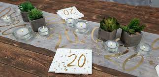 Trendige Tischdekoration zum 20. Geburtstag in Gold