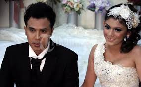 Pesinetron itu menguatkan hati untuk bercerai. 10 Tahun Menikah Thalita Latief Gugat Cerai Dennis Rizky Sidang Perdana Digelar 1 April Mendatang Tribunnews Com Mobile