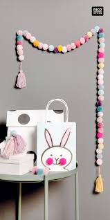 Dekorative Girlande Aus Pompons Und Quasten Selber Basteln Deko Basteln Sommer Basteln Ideen Sommer Diy Pompons