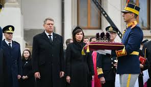 Sâmbătă, va fi condus pe ultimul drum. Regele Mihai A Fost Inmormantat Zeci De Mii De Oameni Si Au Luat Ramas Bun De La El Vezi Filmul Unei Zile Emotionante Foto Video Mobile