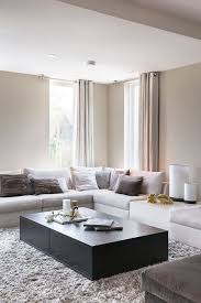 gezellige zithoek grote banken grote hoge ramen interieur woonkamer huis interieur woonkamer