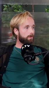 Englandsposten er tilbake med Frode Lia, Axel Pedersen og Adrian  Richvoldsen. De snakker om Arsenals maktdemonstrasjon, Uniteds mangel på  ledertyper og hvor overraskende mye dårlig feltarbeid det er ...