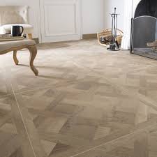 Un Style Chic Avec Du Carrelage Effet Parquet En Chene Clair Marqueterie Carrelage Aspect Bois Carrelage Interieur Carrelage Sol