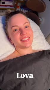 La Bella Donna's Loose Mineral Foundation SPF 50 is a premium mineral-based  foundation designed to provide natural coverage while nourishing and  protecting the skin. Formulated with only four pure ingredients—Titanium  Dioxide, Bismuth