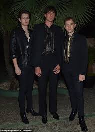 Tommy dorfman was a teenage tearaway who ended up in rehab at the age of 20. Joey King S Ex And Zendaya S Rumored Beau Jacob Elordi Plants A Kiss On Tommy Dorfman S Cheek Aktuelle Boulevard Nachrichten Und Fotogalerien Zu Stars Sternchen