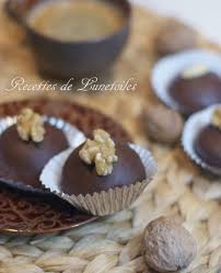 Petits Gateaux Au Chocolat Fourres Aux Noix Amour De Cuisine Recipe In 2020 Desserts Food Biscuits