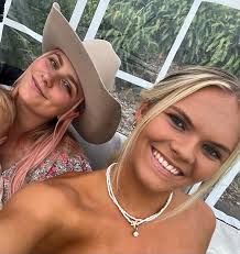 Monique Napper's Instagram, Twitter & Facebook