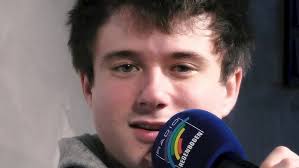 Alec Benjamin plays 2 truth 1 lie