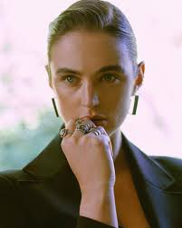 📸 @sszyplik 🧥 @zara 📍London 👩🏼‍💻 @laurenalycethom @milkmodelmanagement