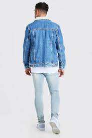 Une veste en denim classique comportera quelques éléments traditionnels parmi lesquels, un col chemise, deux poches à rabat sur la poitrine, une boutonnière composée de cinq boutons et des coutures contrastantes. Veste En Denim A Doublure Tout En Mouton Boohoo