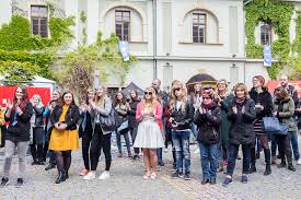 Ideální manžel (orig.an ideal husband) je divadelní hra anglického spisovatele irského původu oscara wildea z roku 1895.jde o konverzační komedii se satirickými prvky. Foto Video Kralovnou Olomouckeho Majalesu Je Erika Starkova Podivejte Se Na Korunovaci Olomoucka Drbna Zpravy Z Olomouce A Olomouckeho Kraje
