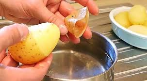 Les 20 Legumes Les Plus Faciles A Faire Pousser En Pot En 2020 Eplucher Des Pommes De Terre Pomme De Terre Fait Maison