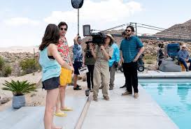 Симмонс, тайлер хэклин, питер галлахер, дейл дикки, камила мендес, жаклин обрадорс. Andy Samberg Comedy Palm Springs Was Not Shot There