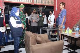 Membuat warganet geram dan mencari tahu siapa oknum anggota satpol pp yang dituding tidak persuasif dalam menegakkan aturan. 2as9uossrjrctm