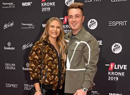 Während sich die einen fragen, wer das sein soll. Dagi Bee Blitz Hochzeit In Las Vegas Starzip