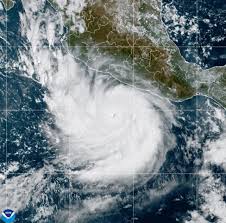 Huracán Polo se vuelve “una de las tormentas más fuertes jamás registradas” frente a costa de México