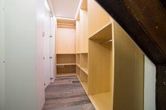 Cabina armadio realizzata su misura per mansarda. Come Progettare Al Meglio Una Cabina Armadio In Una Mansarda Bassa