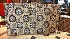 Pakaian batik ini miliki motif layaknya awan yang besar, cerah dan lumayan mencolok. Model Batik Kantor Sebagai Identitas Perusahaan Batik Dlidir