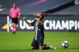 O time paulista abriu o placar aos 36 minutos do primeiro tempo, em cobrança de pênalti de jô. Neymar Agradeceu O Resultado Do Jogo Do Psg Se Ajoelhando Em Campo Purepeople