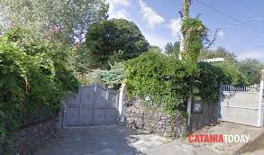 Sono migliaia i visitatori da tutta italia, e non solo, che ancora oggi raggiungono milo per vedere i luoghi dove i due artisti hanno vissuto e creato le loro composizioni. Milo Gli Eredi Di Lucio Dalla Mettono In Vendita La Villa Del Cantautore Italiano