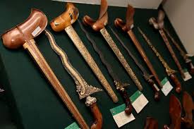 Pakaian adat tradisional tulang bawang. Daftar Senjata Tradisional Di Indonesia