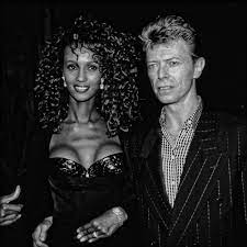 Настоящее имя — дэ́вид ро́берт джонс (англ. Iman Und David Bowie Beim Fete De La Musique Bild Kaufen Verkaufen