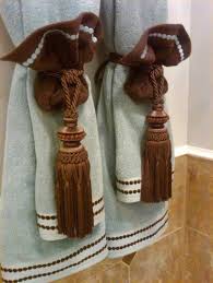 Whether you put them in baskets, on hooks, or atop shelves, how you store your bath towels, washcloths, and other linens plays an important role in the overall look of your bathroom. Hugedomains Com Bathroom Towel Decor Bathroom Towels Bathroom Towels Display