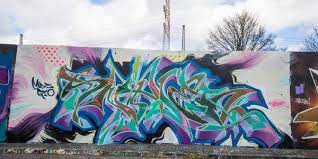 Usually, this form of graffiti incorporates interwoven and overlapping letters and shapes. Viele Wildstyle Graffiti Sind Auf Der Flutschutzwand Zu Sehen Harburg Aktuell De