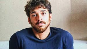 Isola dei famosi, valentina persia ricorda il compagno morto: Isola Dei Famosi Andrea Cerioli Sostituisce Carolina Stramare Nel Cast Lanostratv