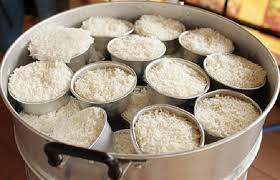 Angkat dan agak didinginkan, lalu ambil dari cetakan tersebut. Cara Buat Nasi Kukus Resepi Bonda