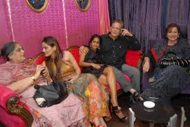 These 7 Facts About Salman Khan And His Family Show How Khushnaseeb The Actor Is However, it does not reveal how and why salim khan, salman's father, made the payment to singh's son narendramohan. facts about salman khan and his family